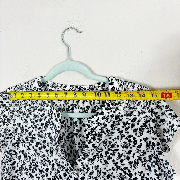 Adrianna Papell Smocked Shoulder Blouse in Floral pattern size M - Picture 6 of 9